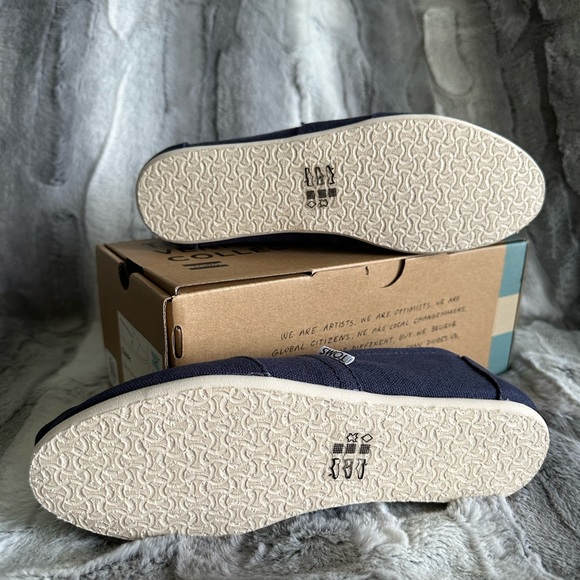 Classic canvas navy Toms, size 6 - Picture 2 of 2